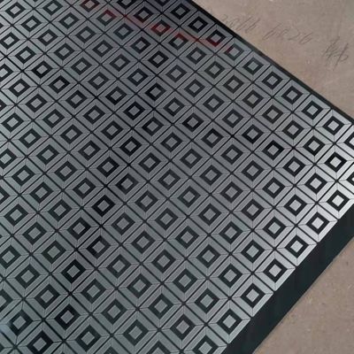 Μηχανή σήμανσης λέιζερ ινών 100W Maqtec για διακόσμηση αυτοκινήτου με ανελκυστήρα πόρτας στα κινέζικα