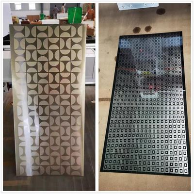 Μηχανή σήμανσης λέιζερ ινών 100W Maqtec για διακόσμηση αυτοκινήτου με ανελκυστήρα πόρτας στα κινέζικα