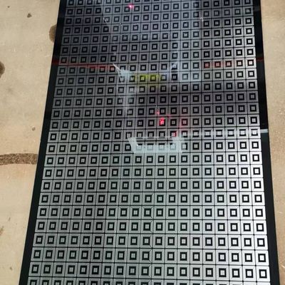 Μηχανή σήμανσης λέιζερ ινών 100W Maqtec για διακόσμηση αυτοκινήτου με ανελκυστήρα πόρτας στα κινέζικα
